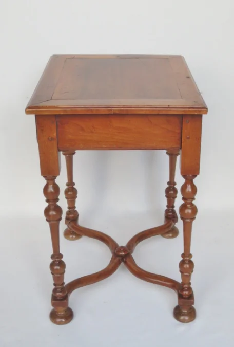 Table de style originaire du Valais en Suisse.