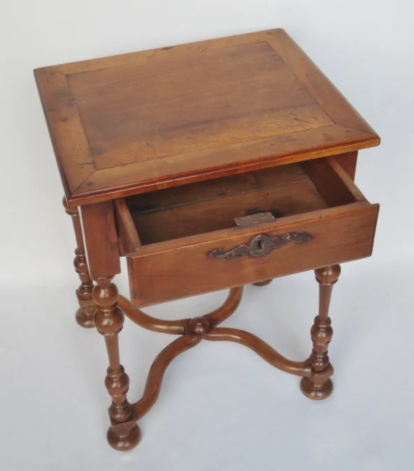 Table de style originaire du Valais en Suisse.