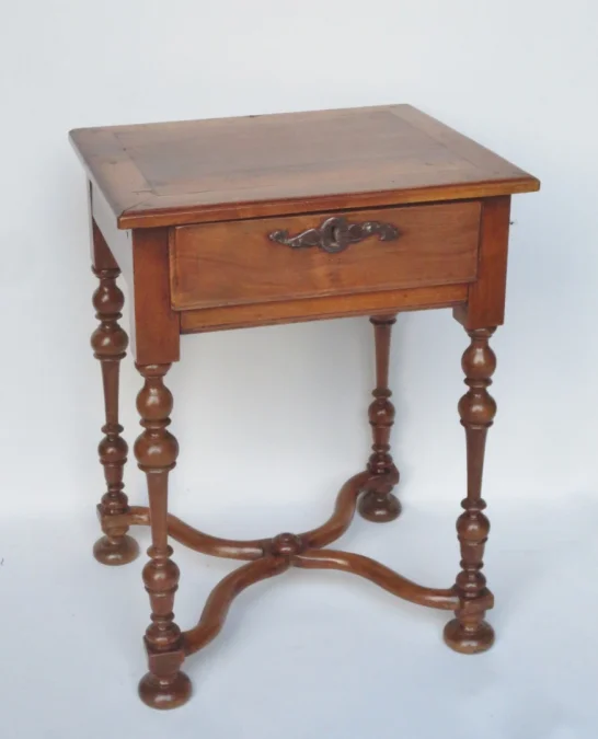 Table de style originaire du Valais en Suisse.