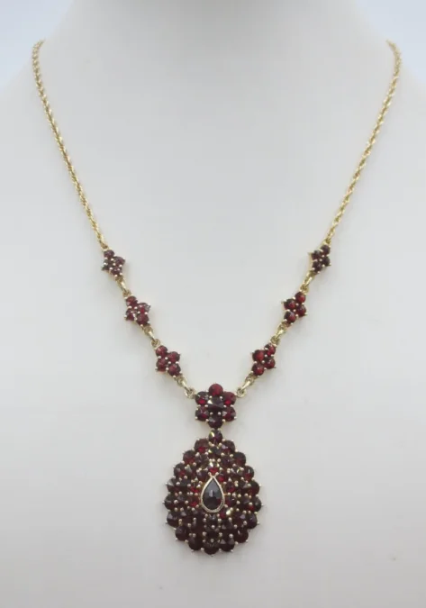 Collier en vermeil sertis de grenats