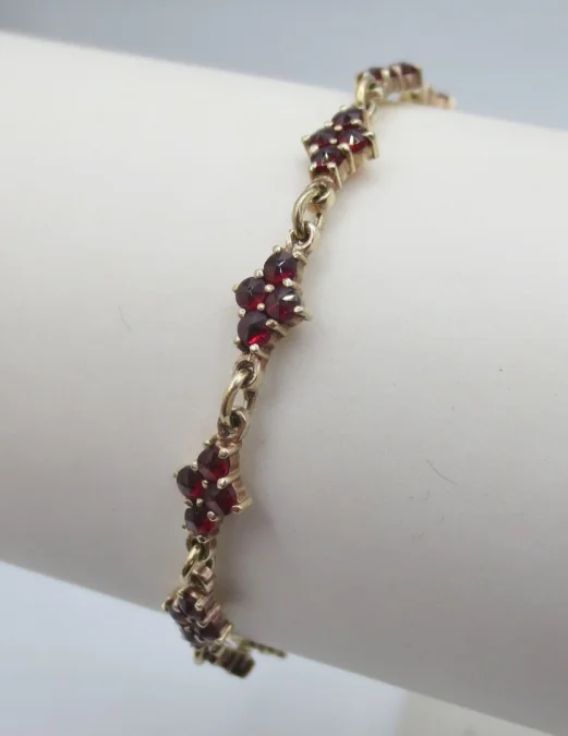Bracelet en vermeil serti de grenats.