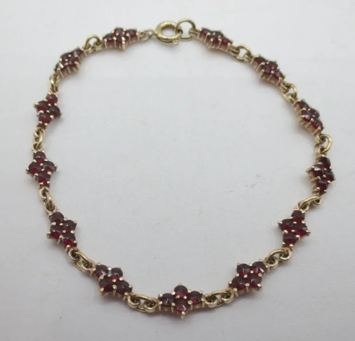 Bracelet en vermeil serti de grenats.