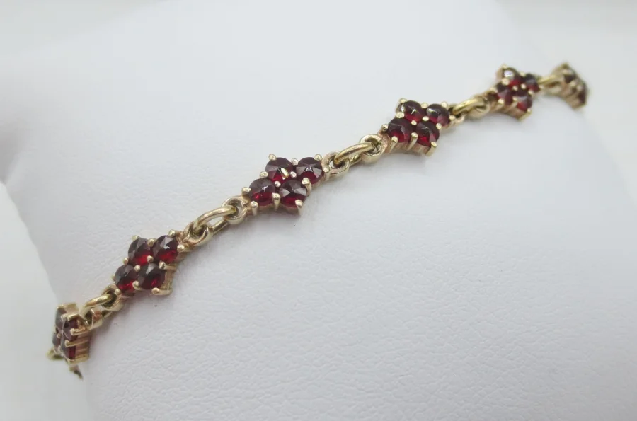 Bracelet en vermeil serti de grenats.