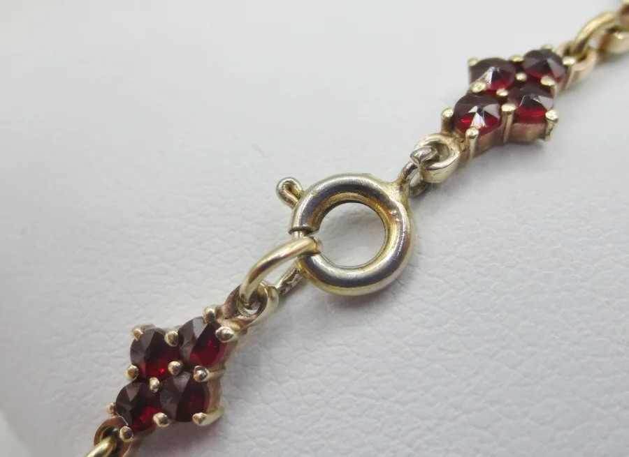 Bracelet en vermeil serti de grenats.