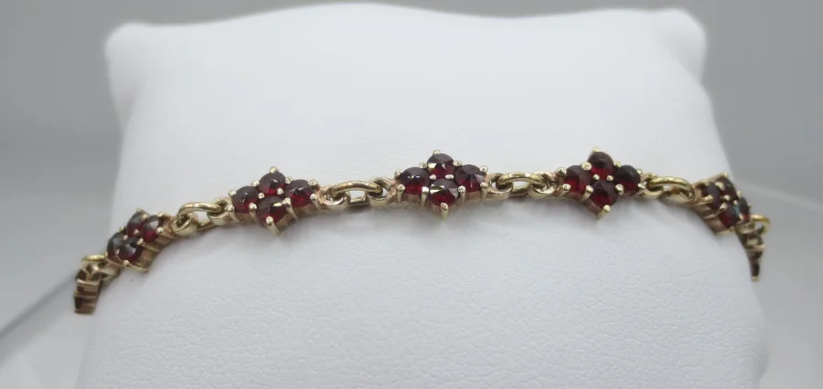 Bracelet en vermeil serti de grenats.