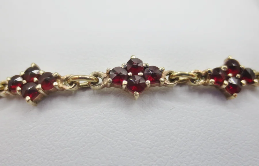 Bracelet en vermeil serti de grenats.
