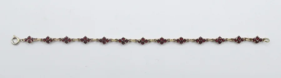 Bracelet en vermeil serti de grenats.