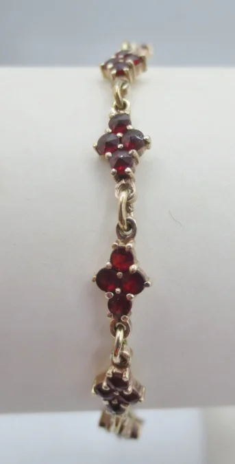 Bracelet en vermeil serti de grenats.