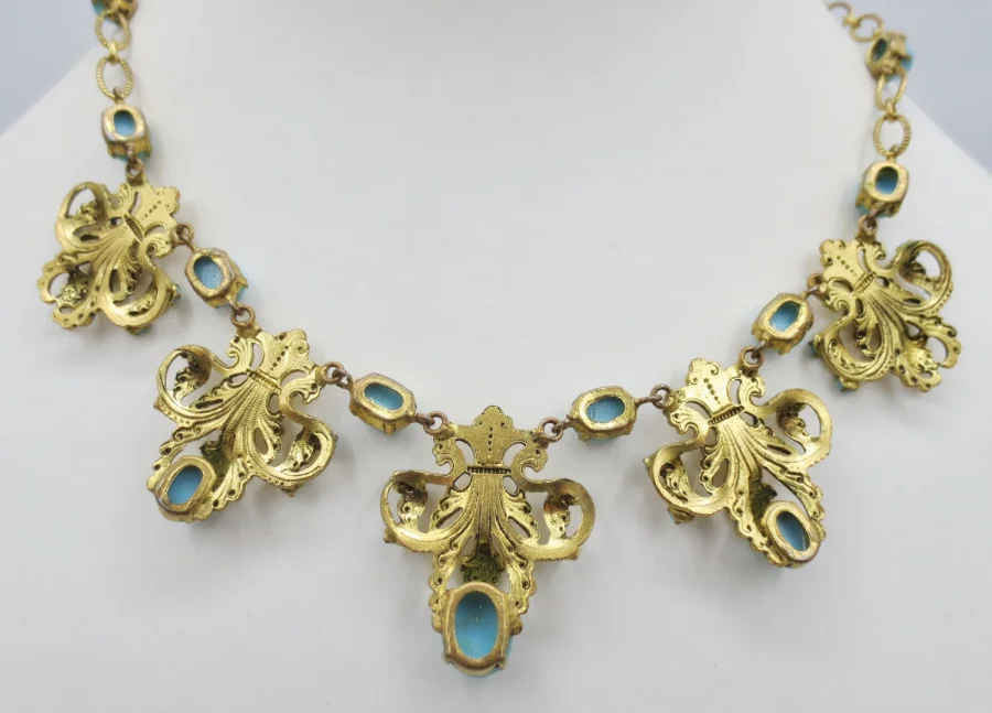 Collier draperie.