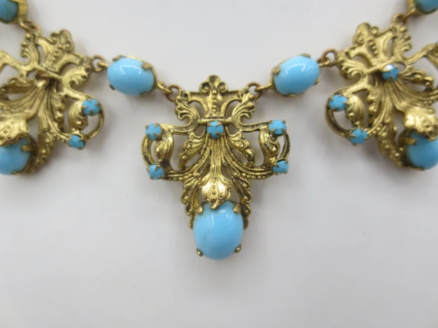 Collier draperie.