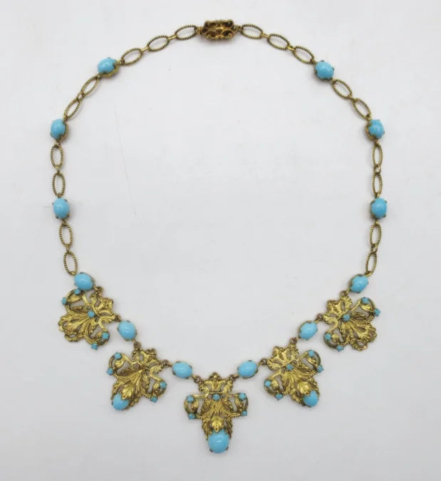 Collier draperie.