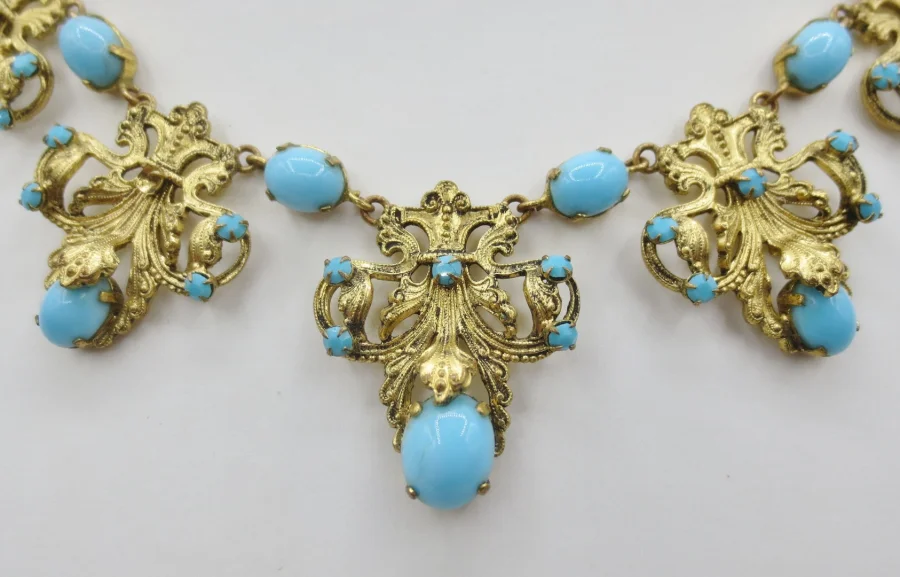 Collier draperie.