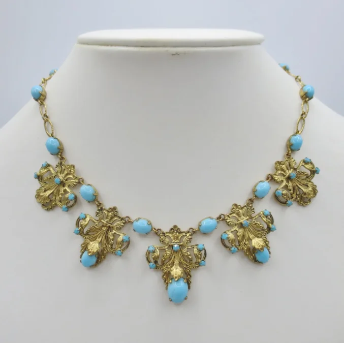 Collier draperie.