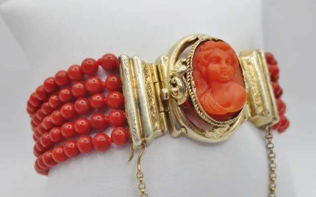 NEGENTIENDE-EEUWSE ARMBAND