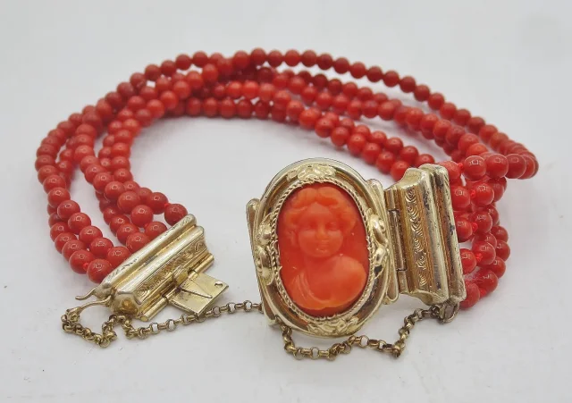 NEGENTIENDE-EEUWSE ARMBAND