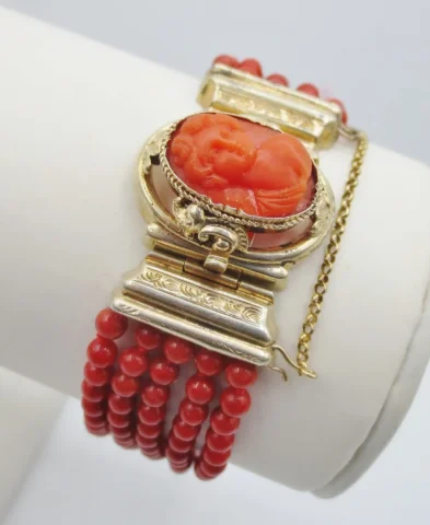 NEGENTIENDE-EEUWSE ARMBAND