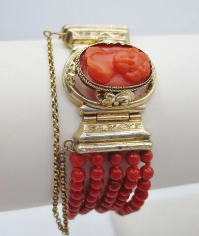 NEGENTIENDE-EEUWSE ARMBAND