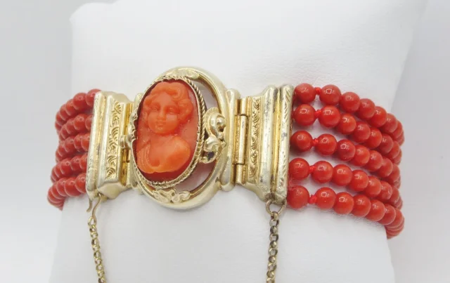 NEGENTIENDE-EEUWSE ARMBAND