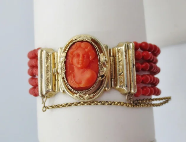 NEGENTIENDE-EEUWSE ARMBAND