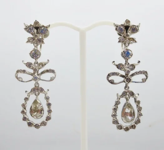PAIR OF EARRINGS