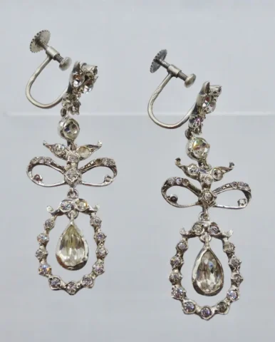 PAIR OF EARRINGS