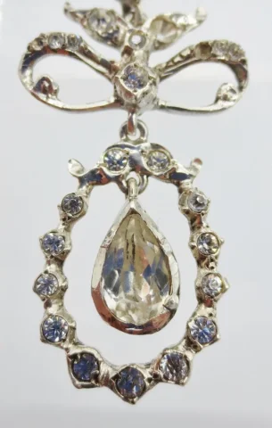 PAIR OF EARRINGS