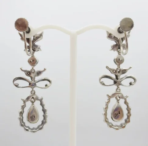 PAIR OF EARRINGS