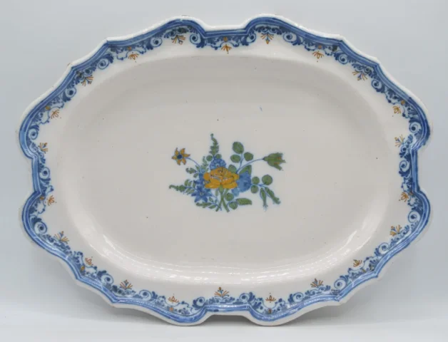 PAIR OF EIGHTEENTH CENTURY DISHES