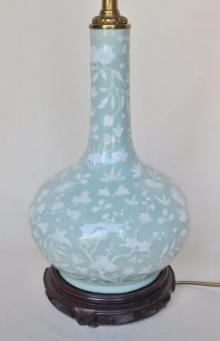 Lámpara en porcelana china. — Buen estado