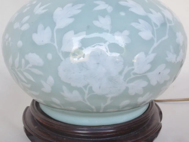 Lámpara en porcelana china. — Buen estado