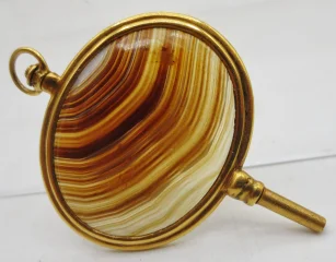 Chiave da orologio in agata e pomponne, inizio XIX secolo.