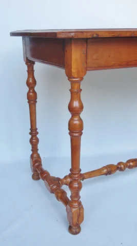 Schrijftafel in fruitenhout en palmbokhout. — Goede staat
