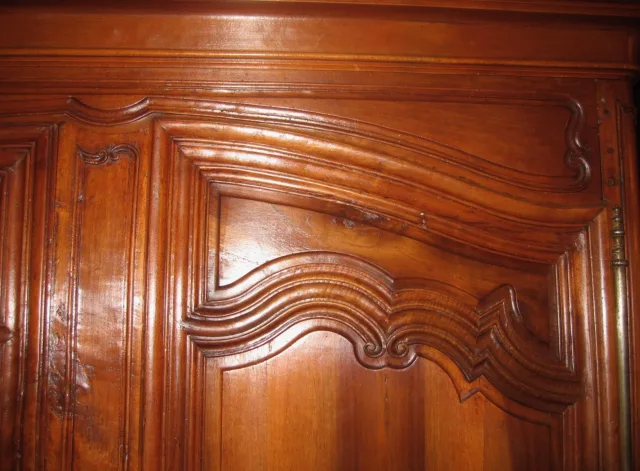 Armoire Louis XV en noyer. XVIII siècle