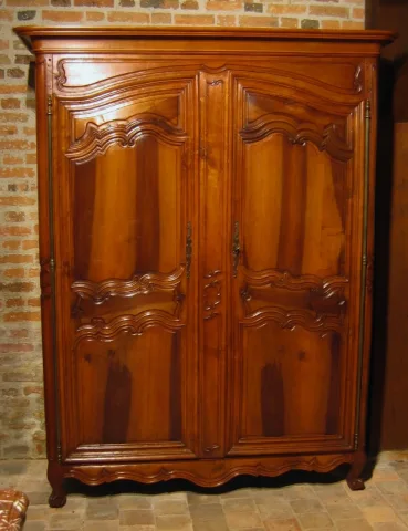 Armoire Louis XV en noyer. XVIII siècle