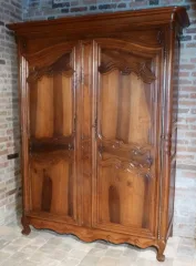 Armoire Louis XV en noyer. XVIII siècle