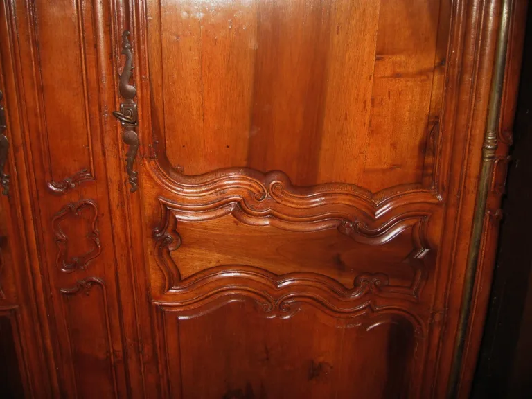 Armoire Louis XV en noyer. XVIII siècle