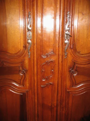 Armoire Louis XV en noyer. XVIII siècle