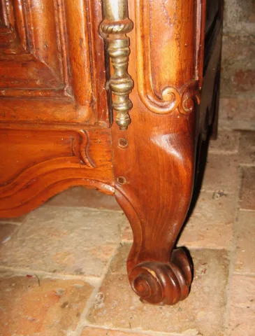 Armoire Louis XV en noyer. XVIII siècle
