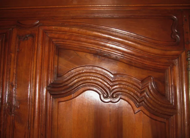 Armoire Louis XV en noyer. XVIII siècle