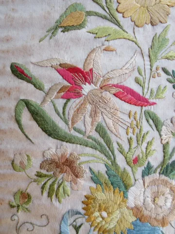 Bouquet de fleurs en soie brodée.