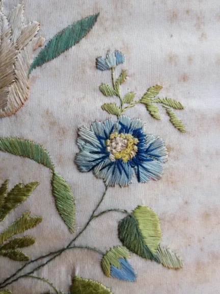Bouquet de fleurs en soie brodée.