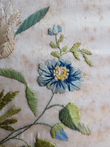 Bouquet de fleurs en soie brodée.