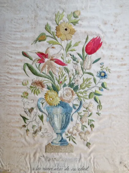 Bouquet de fleurs en soie brodée.
