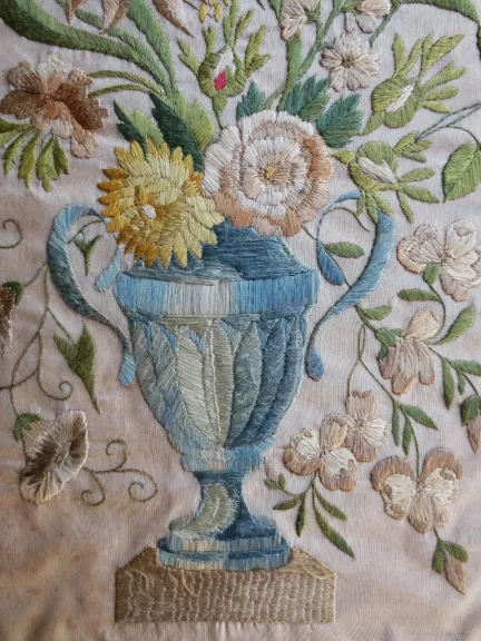 Bouquet de fleurs en soie brodée.