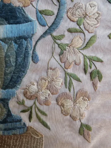 Bouquet de fleurs en soie brodée.