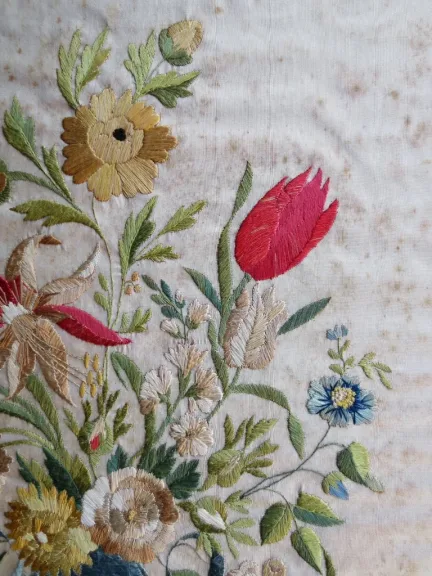 Bouquet de fleurs en soie brodée.