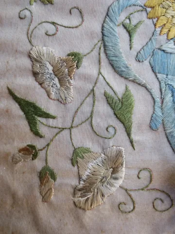 Bouquet de fleurs en soie brodée.