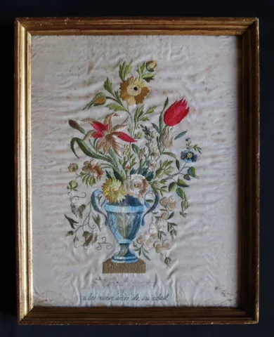 Bouquet de fleurs en soie brodée.