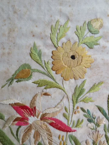 Bouquet de fleurs en soie brodée.