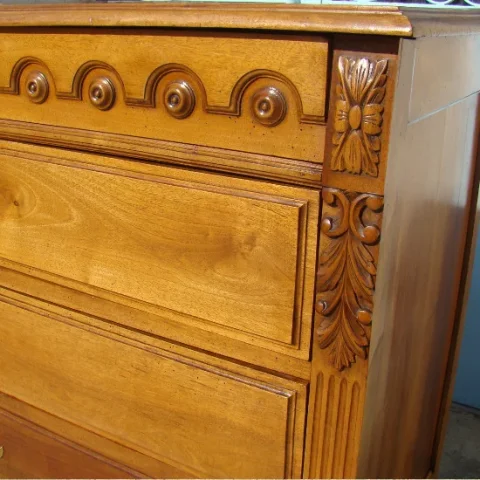 Commode en noyer massif époque XIX ème siècle